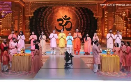 “The Swarna Swar Bharat set is as grand as that of Baahubali or maybe a Sanjay Leela Bhansali set,” reveals host Ravi Kishan “The Swarna Swar Bharat set is as grand as that of Baahubali or maybe a Sanjay Leela Bhansali set,” reveals host Ravi Kishan