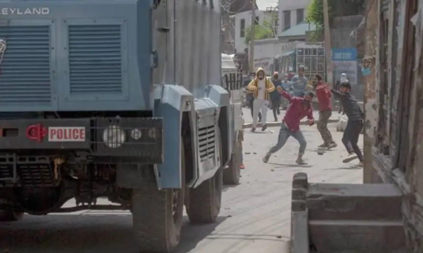 Stone pelters attack CRPF convoy in Jammu and Kashmir Socially Keeda