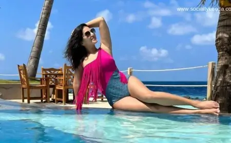Sunny Leone Flaunts Her Sexy Body As She Poses By The Pool In A Swimwear (View Pic)
