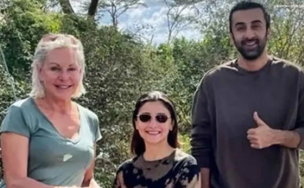 Alia Bhatt Flashes Sunny Smile; Ranbir Kapoor Shows Thumbs-up in Unseen Pic from New Year Vacay