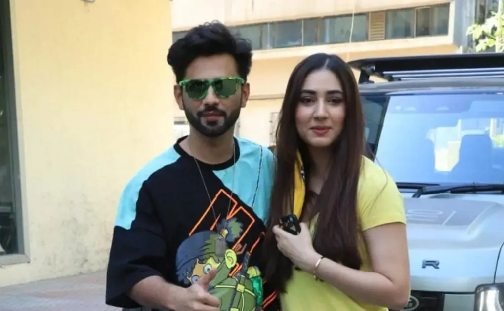 Rahul Vaidya-Disha Parmar spotted in Mumbai, Malaika Arora snapped with pet dog