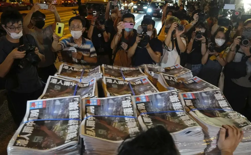Photos: Hong Kong bids farewell to pro-democracy newspaper Apple Daily