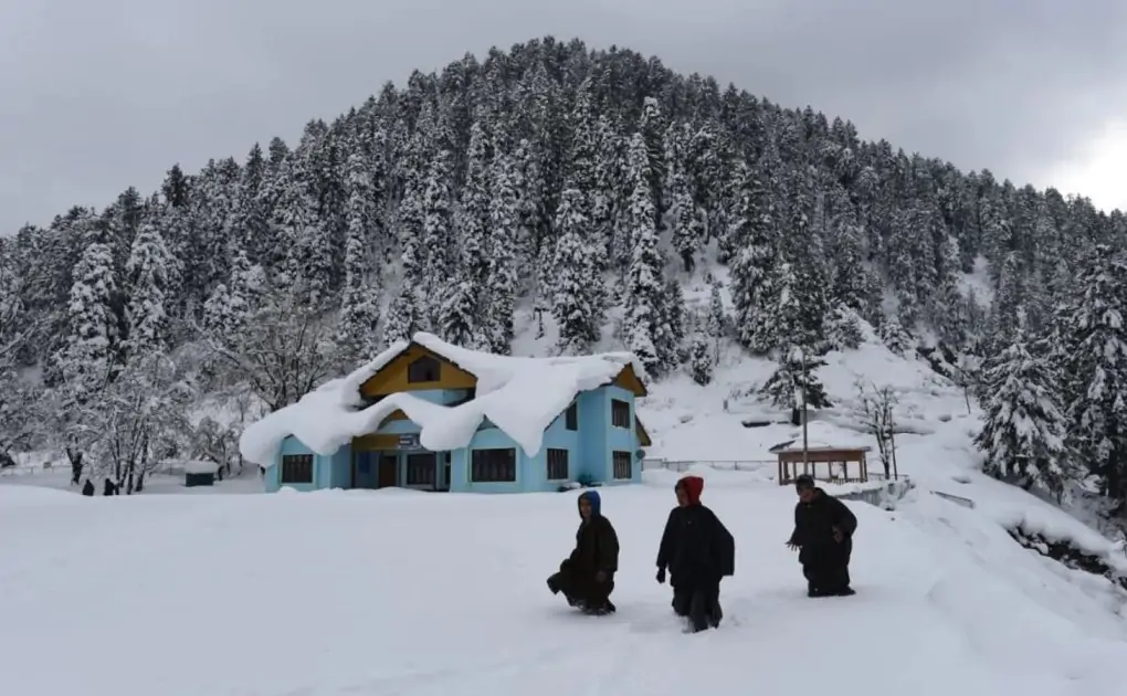 Kashmir valley enveloped in snow, mercury settles below freezing point