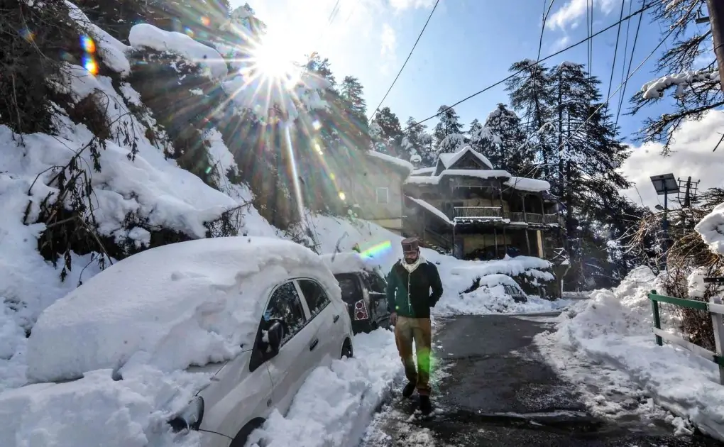 Shimla covered under blanket of snow, normal life disrupted