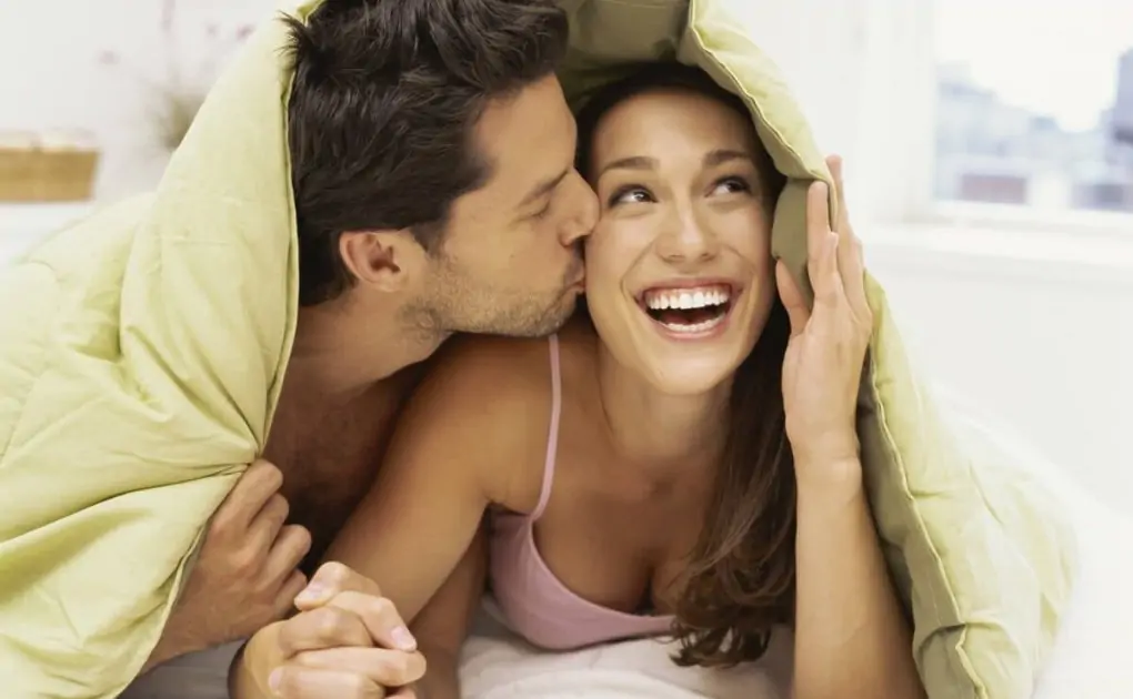 किस थेरेपीः Kiss के 11 Amazing हेल्थ बेनीफिट्स (Kiss remedy: 11 Amazing Health Benefits of Kiss)