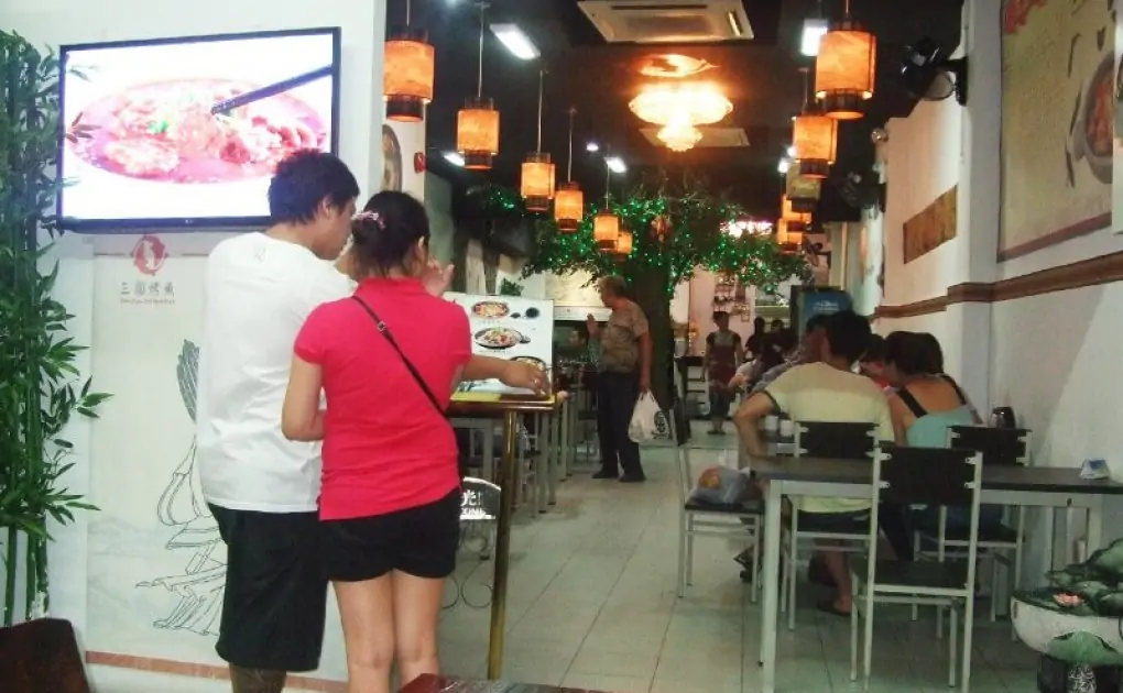 'Can't afford then don't eat' Woman complains about restaurant coupon for 4, brings 2 extra kids