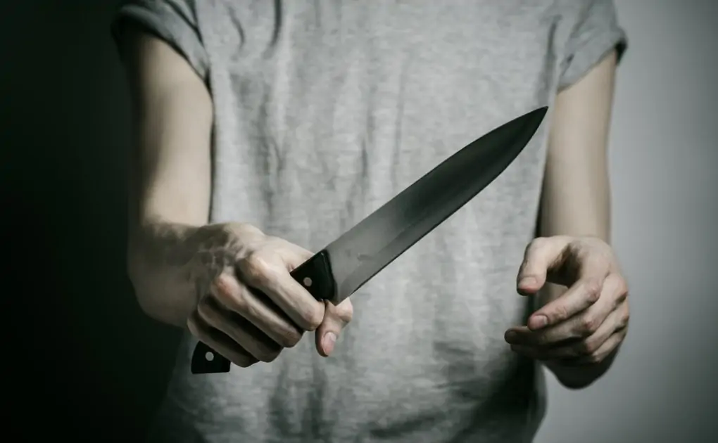 54-year-old man threatens 45-year-old ex with nude photo leak and knife