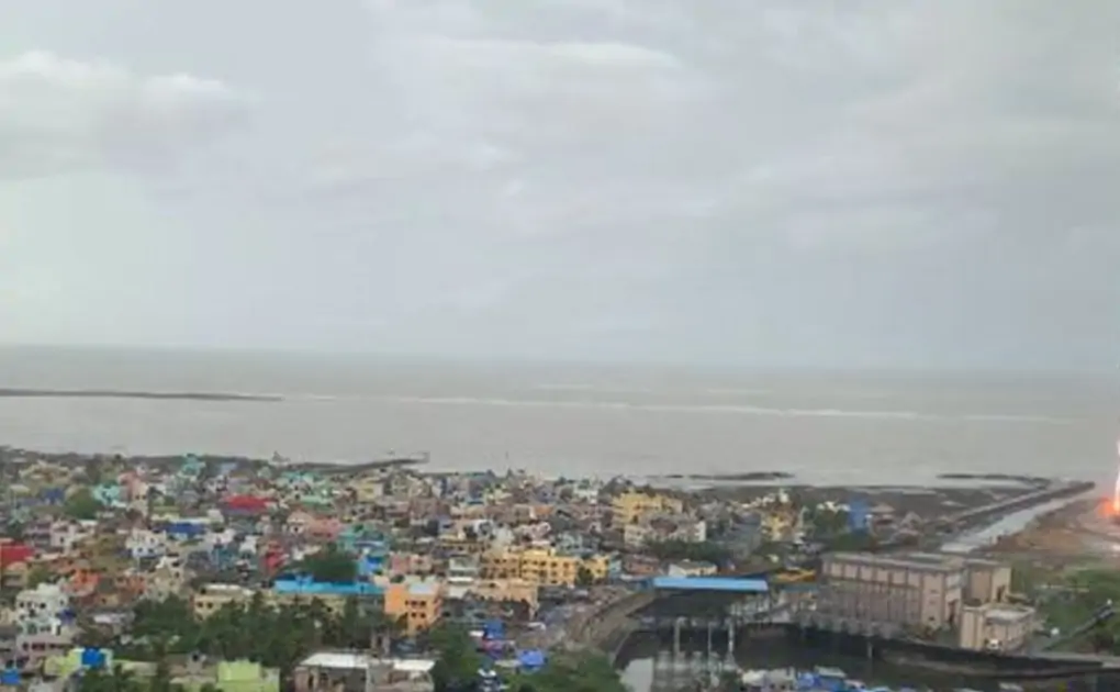 Mumbai Rain: Lightning Strikes an Old Boat on the Beach in Khar; See Breathtaking PIC