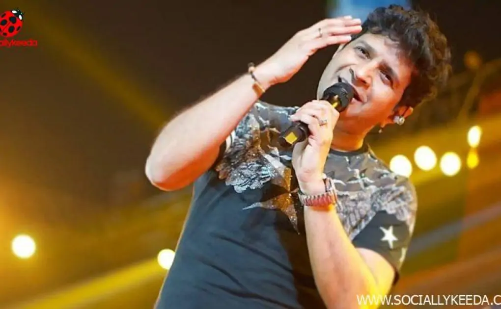 KK Dies at 53: Video From Singer's Last Concert in Kolkata Where He Sings 'Hum Rahe Ya Na Rahe Kal" Is Going Viral and It Is Breaking His Fans' Hearts (Watch Video)