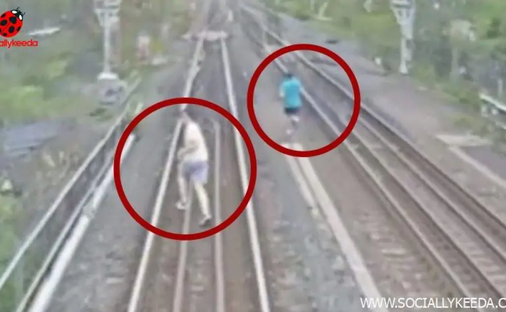 Two Kids Narrowly Escape Death After Racing on Railway Track in Toronto; Watch Hair-Raising Video