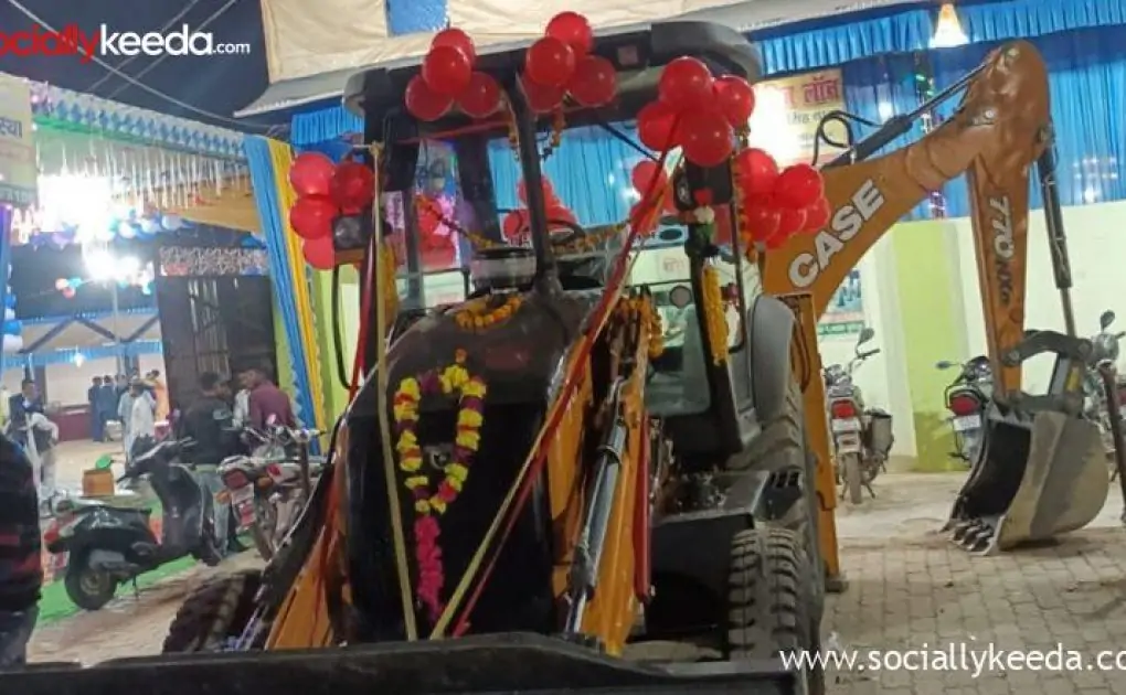 Uttar Pradesh: Bride’s Father Gifts Bulldozer to Groom in Hamirpur As Wedding Gift (See Pic)