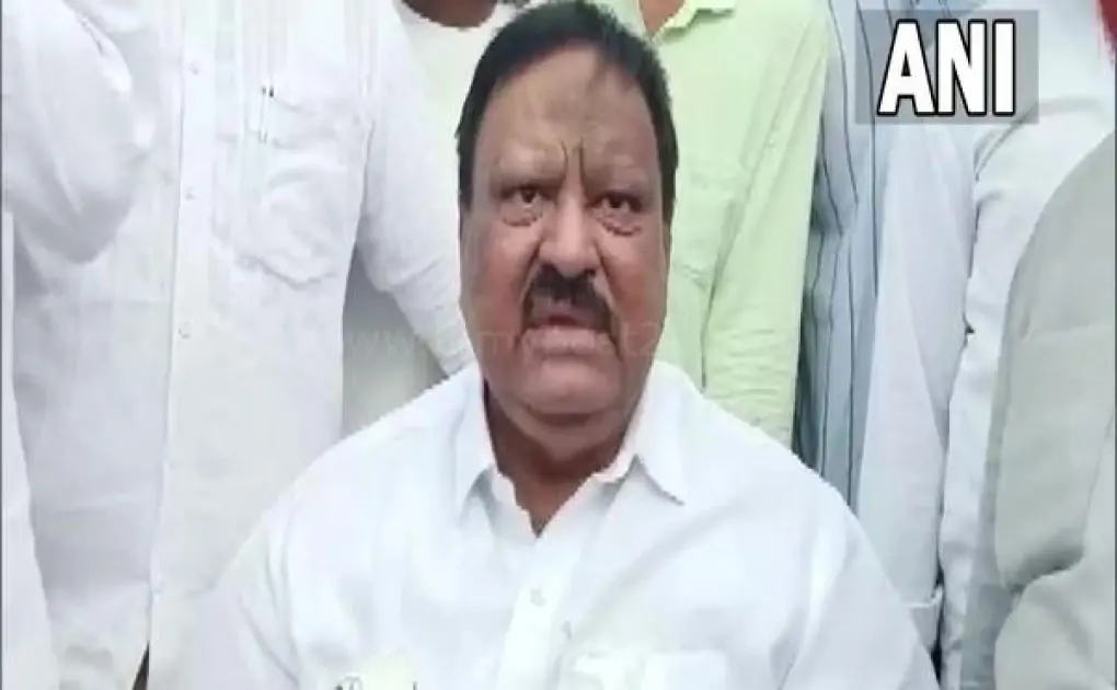 Cong leader Mukarram Khan booked for his 'cutting into pieces' remark