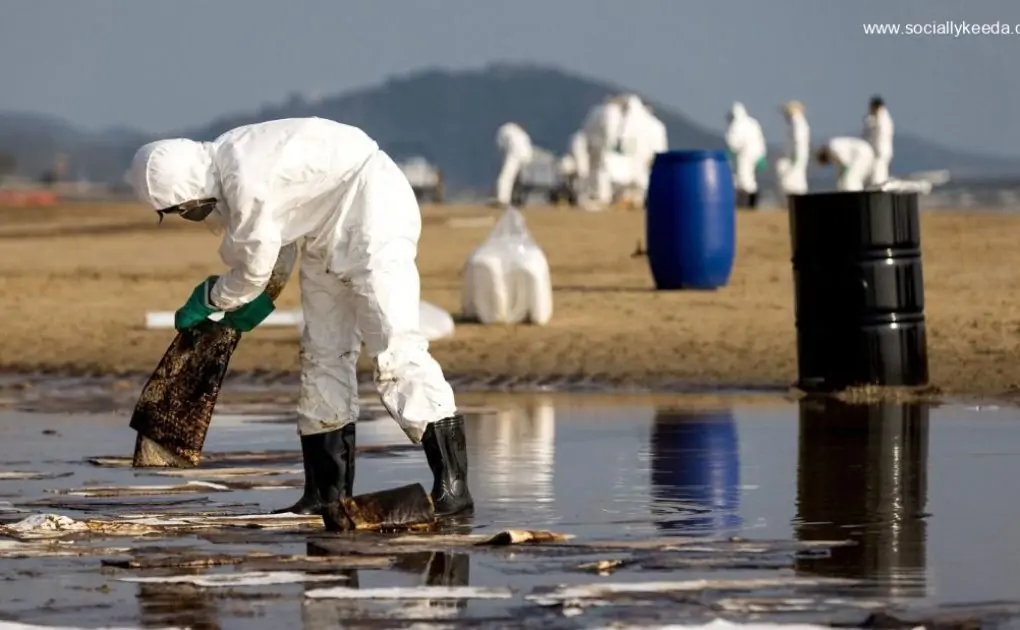 Authorities rush to contain oil spill moving toward eastern Thailand resort island