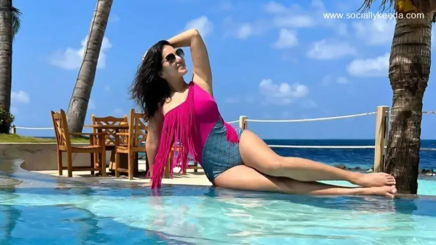 Sunny Leone Flaunts Her Sexy Body As She Poses By The Pool In A Swimwear (View Pic)