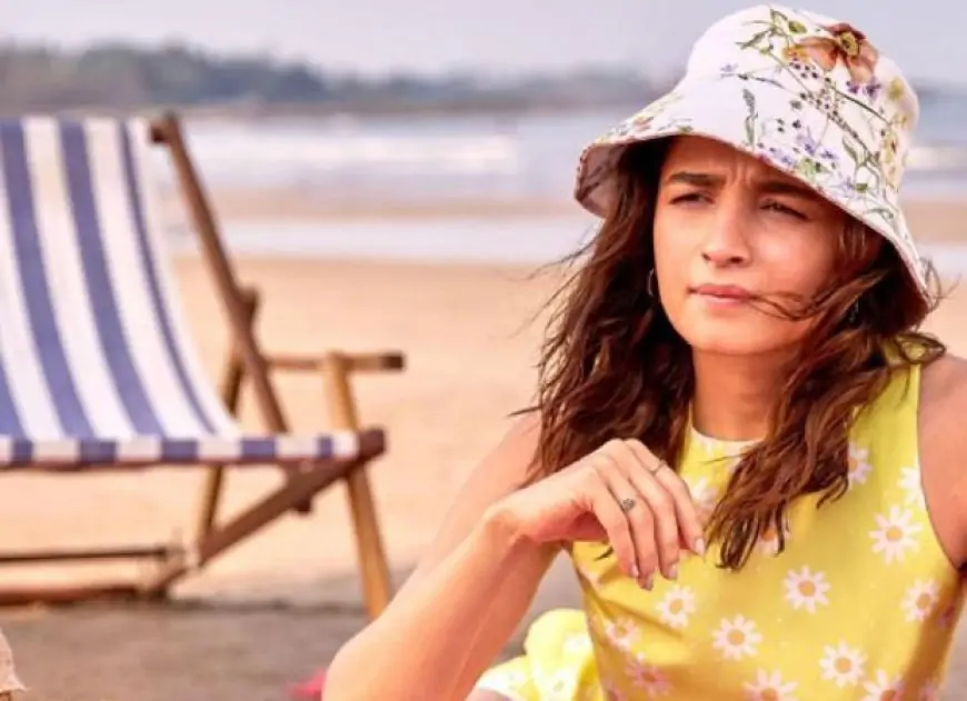 Alia Bhatt shares a now and then picture of her posing at the beach with the same expression : Bollywood News Moviesflix - TheMoviesFlix.com |Moviesflix