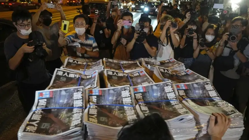 Photos: Hong Kong bids farewell to pro-democracy newspaper Apple Daily