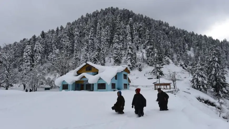 Kashmir valley enveloped in snow, mercury settles below freezing point