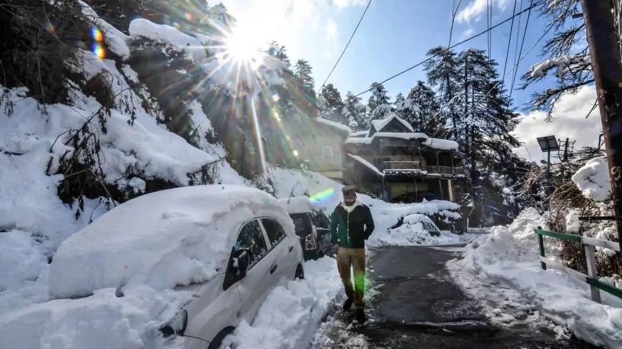Shimla covered under blanket of snow, normal life disrupted