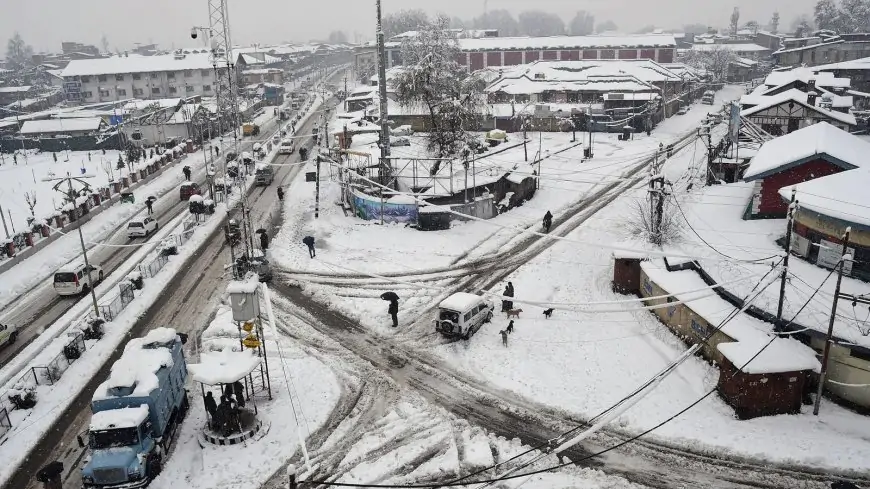Jammu and Kashmir: Heavy snowfall in Srinagar disrupts flight, train operations