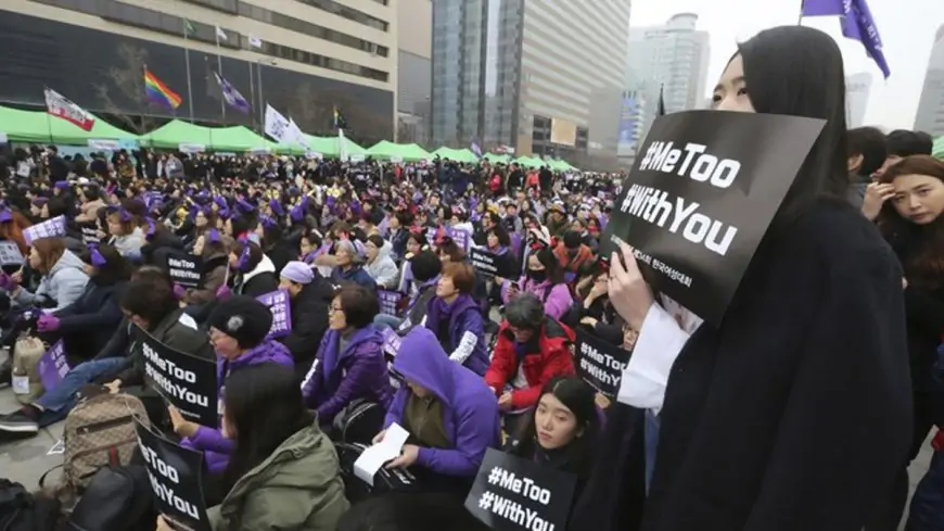 Women in South Korea Ridicule Men Penises Using ‘Pinching Hand’ Emoji to Protest Pay and Labor Inequalities