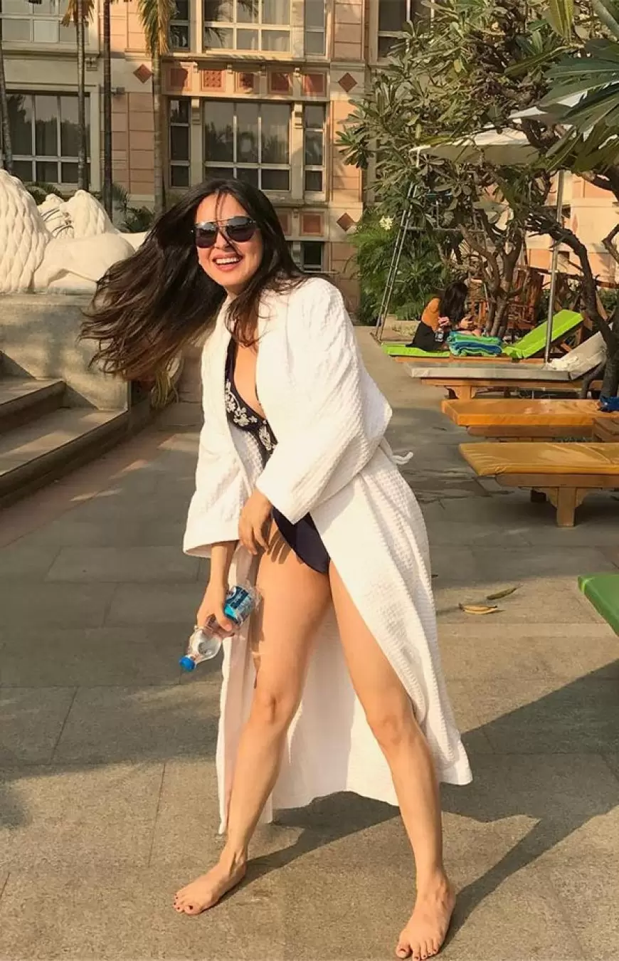 Hot Photos of Shraddha Arya, bikini pic, hot pic