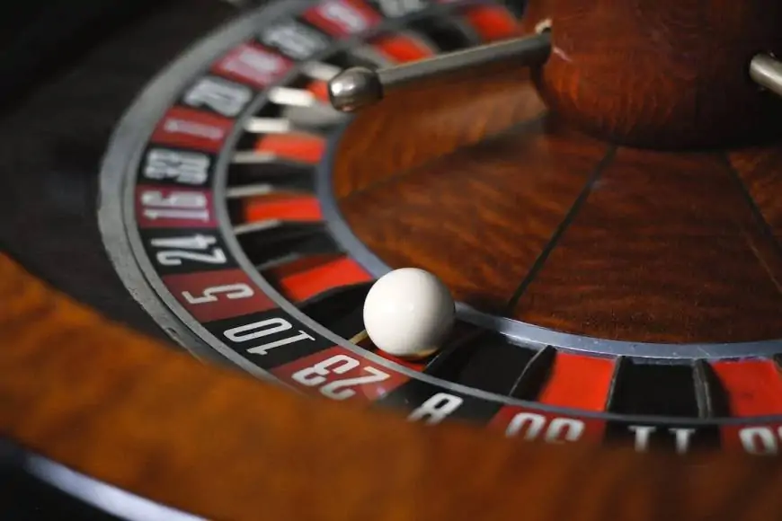Striking the Right Balance: Navigating Risk and Reward with Cheat Sheets in Roulette Strategies