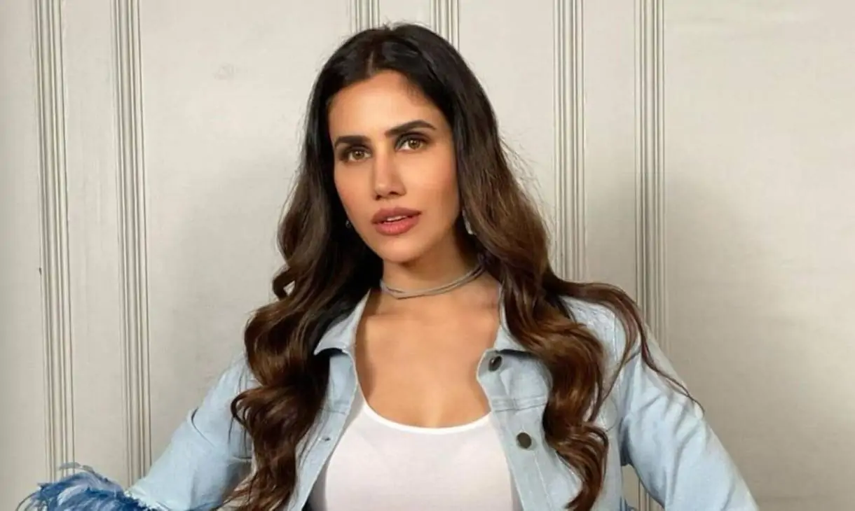 Sonnalli Seygall (Actress) Height, Weight, Age, Affairs, Biography & More