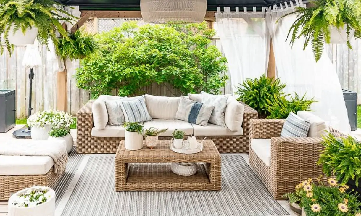 Spruce Up Your Outdoor Space by Extending the Deck Smartly