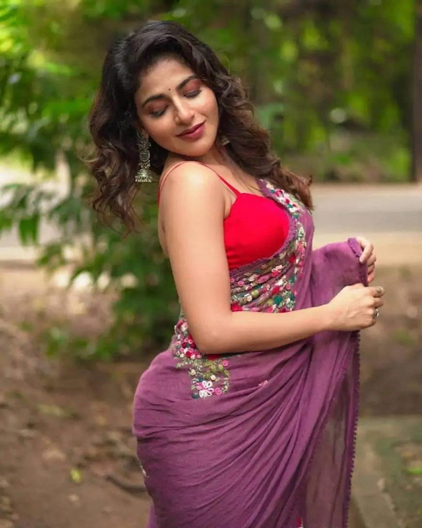  Indian Women Photos Saree Navel