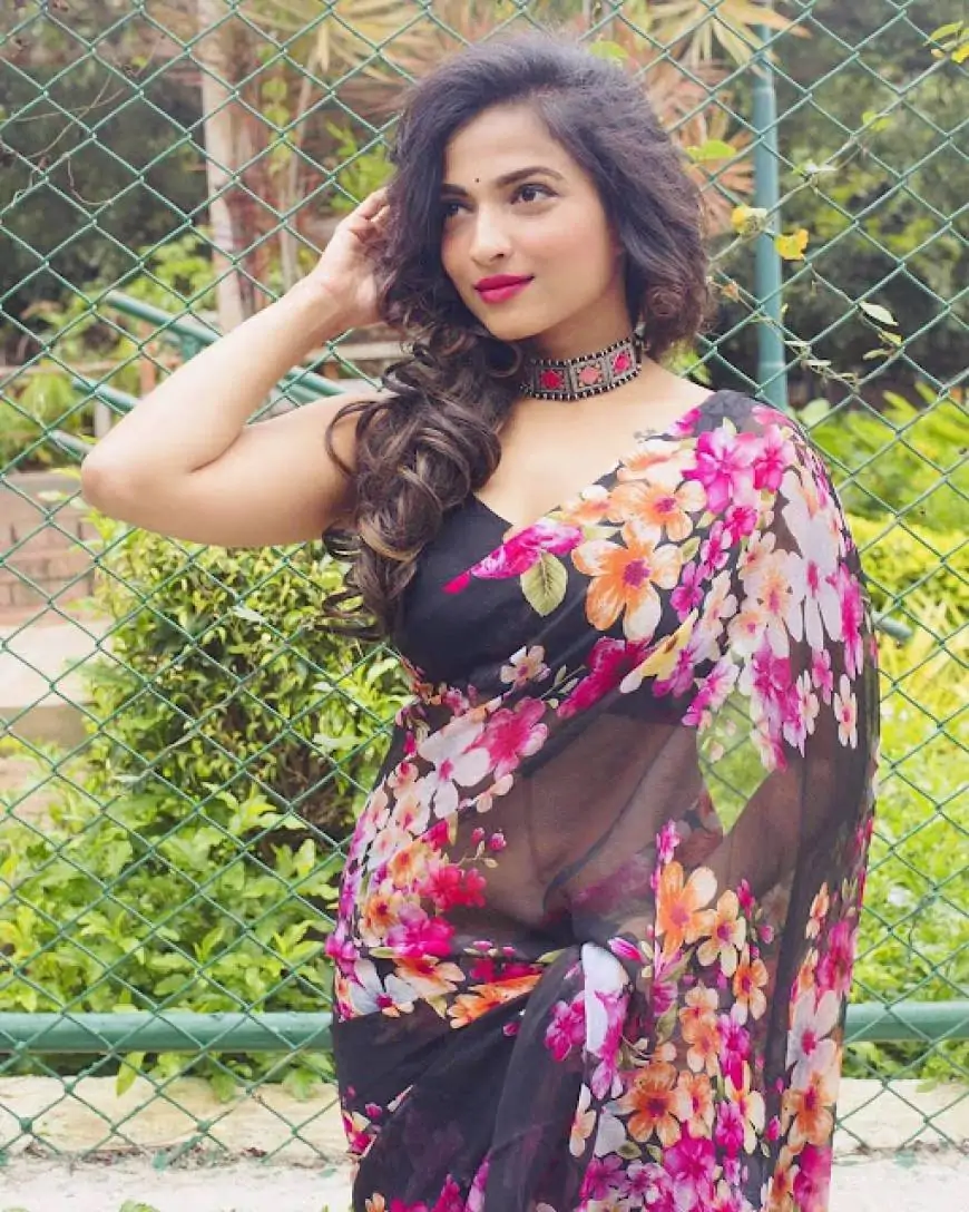  Indian Women Photos Saree Navel