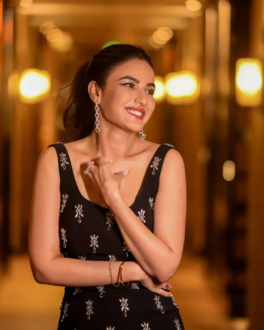 Jasmin Bhasin Biography, Wiki, Age, Height, Family, Photos & More