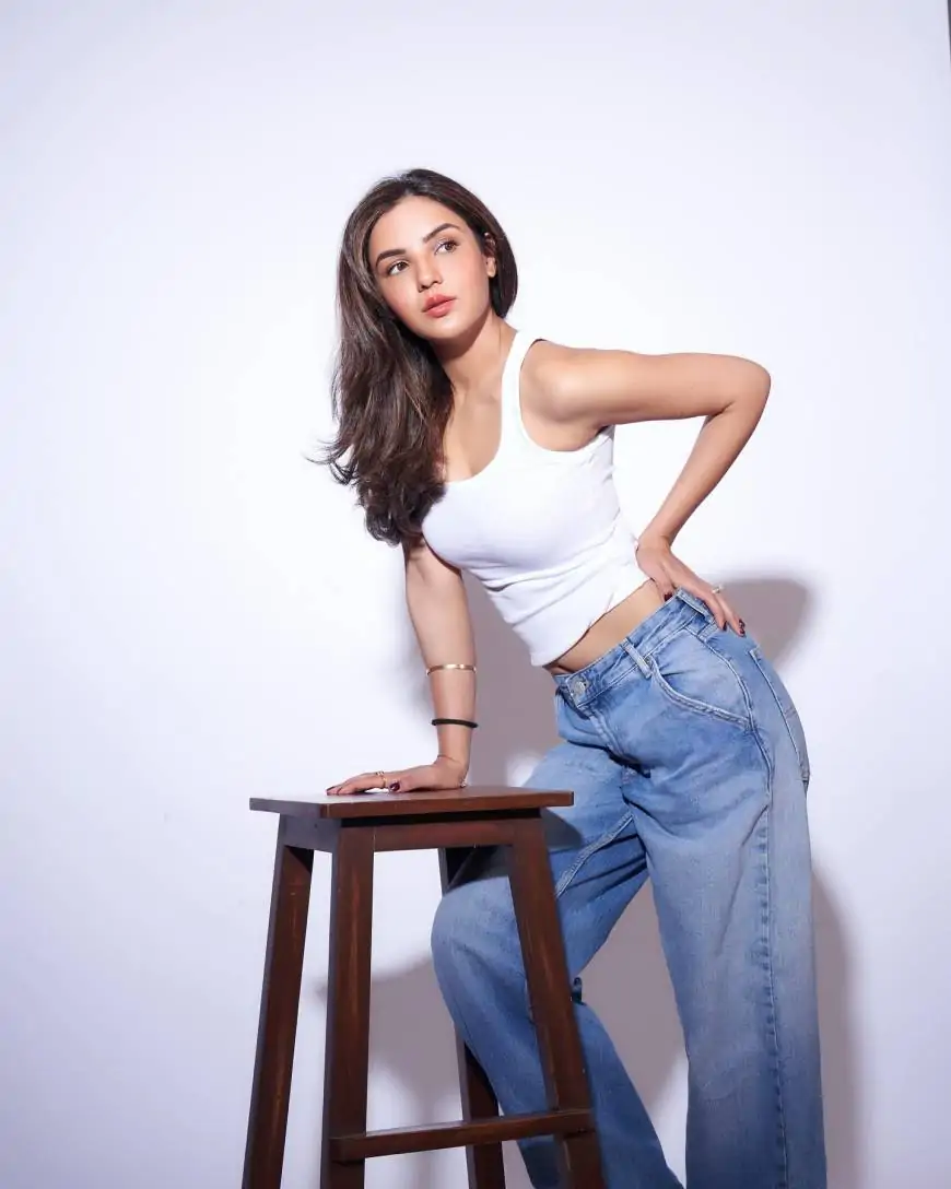 Jasmin Bhasin Biography, Wiki, Age, Height, Family, Photos & More