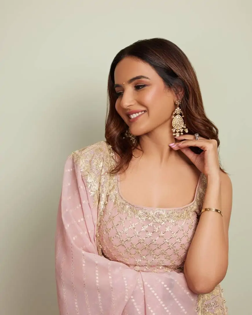 Jasmin Bhasin Biography, Wiki, Age, Height, Family, Photos & More