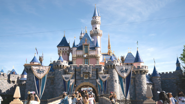 Disneyland: Masks no longer required for fully vaccinated guests at Masks no longer required for fully vaccinated guests at theme park, resort starting June 15