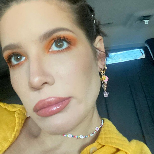 Halsey flaunts her baby bump, is a ray of sunshine in yellow makeup matching with her t-shirt : Bollywood News Moviesflix - TheMoviesFlix.com |Moviesflix