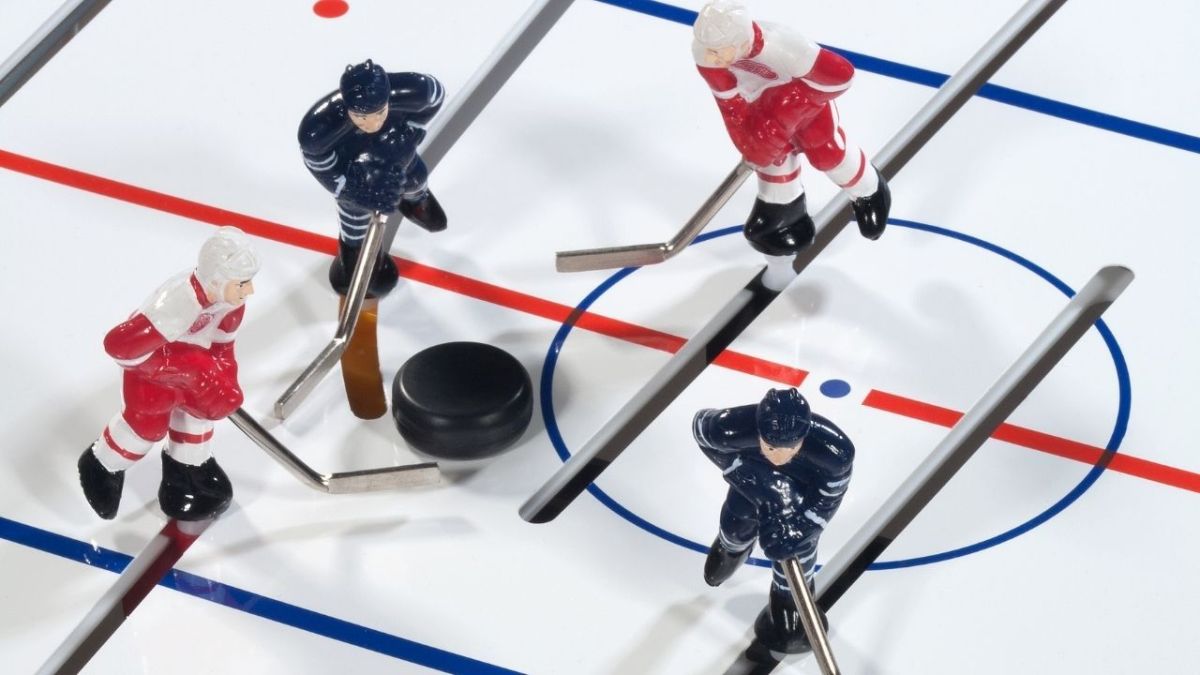 How to Play Table Hockey Game - sociallykeeda How To Play Table Hockey Game - Scoaillykeeda.com