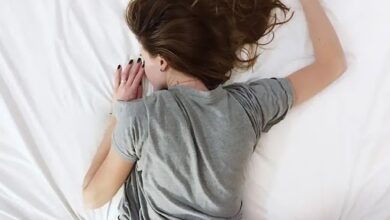 Sleep on the stomach: तुम्हाला पोटावर झोपायची सवय आहे? तर मग आताच सावध व्हा अन्यथा तुम्हाला 'या' आजारांशी करावा लागू शकतो सामना 