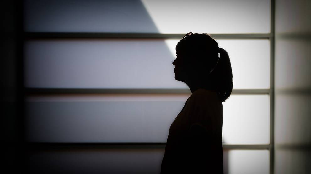 woman silhouette silent shadow sexual harassment - sociallykeeda Woman Silhouette Silent Shadow Sexual Harassment - Scoaillykeeda.com