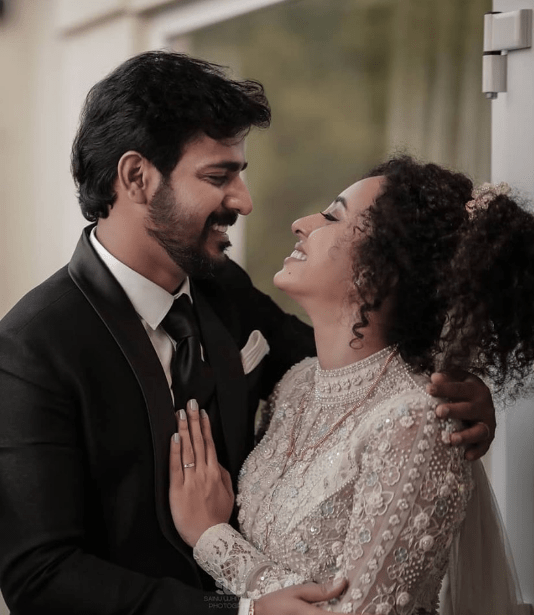 Srinish Aravind wife Pearle Maaney