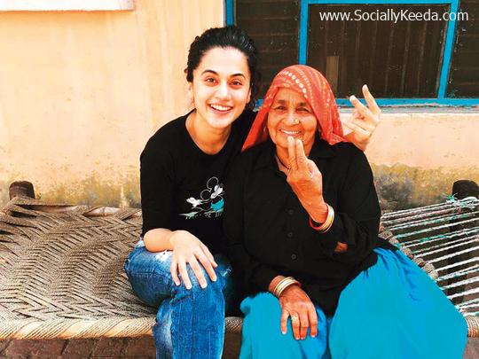 Taapsee-Pannu-with-Chandro-Tomar-at-the-latter's-hous-in-Johri-village-(Read-Only)