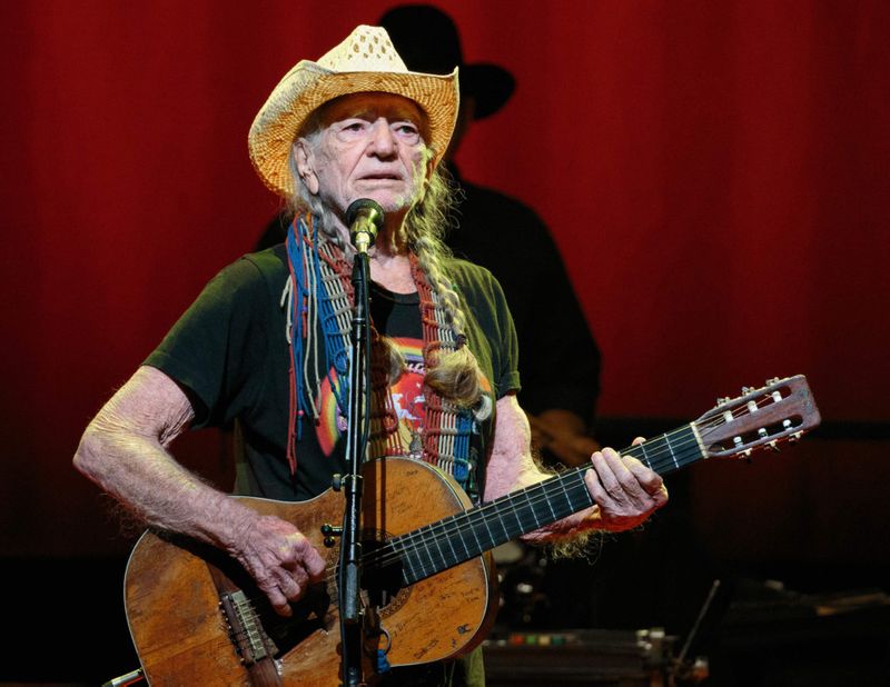 Willie Nelson-1565335420659