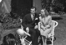 Clark Gable And Carole Lombard Posing For Photographers In 1939 - Scoaillykeeda.com