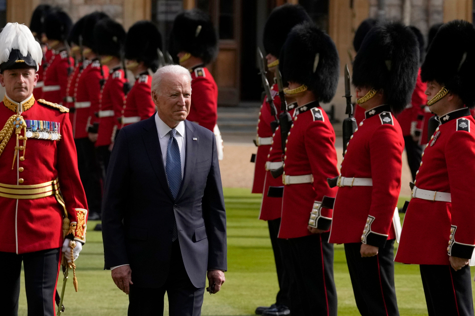 The president inspected the troops on his visit to Windsor before taking high tea