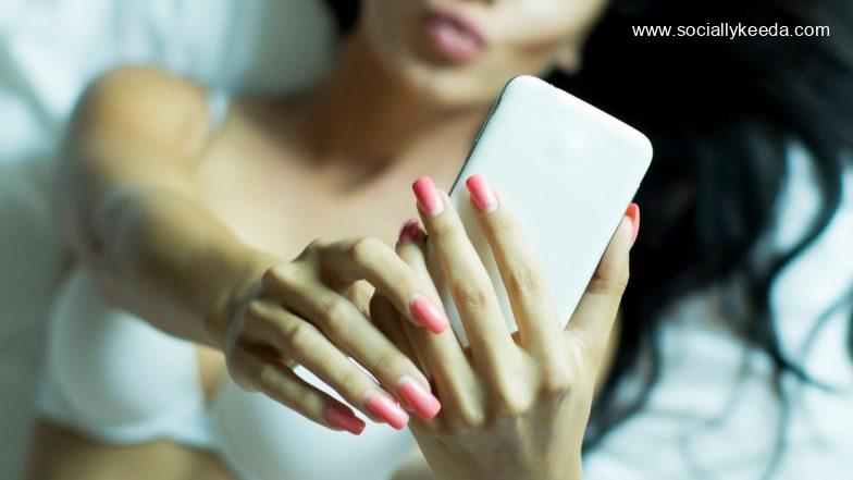 Sext Examples - sociallykeeda How To Sext – 15 Dirty Texts To Send Your Partner And Make Them Go Crazy For You Before Heating Up Things Under The Sheet