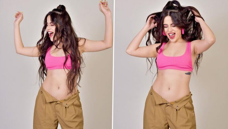 Urfi Javed Fashion 2 784x441 Urfi Javed Is a Modern-Day Barbie Doll in a Knitted Bralette Top Paired With Unbuttoned Pants (View Pics)